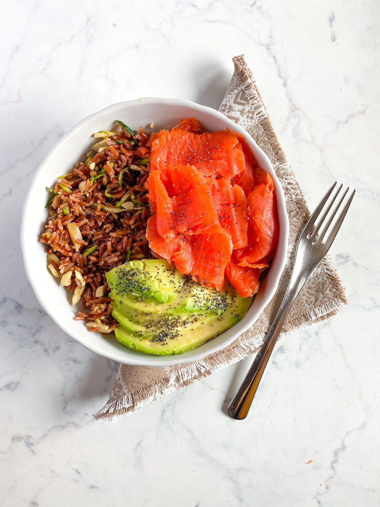 Bowl Di Riso Rosso Zucchine e Salmone